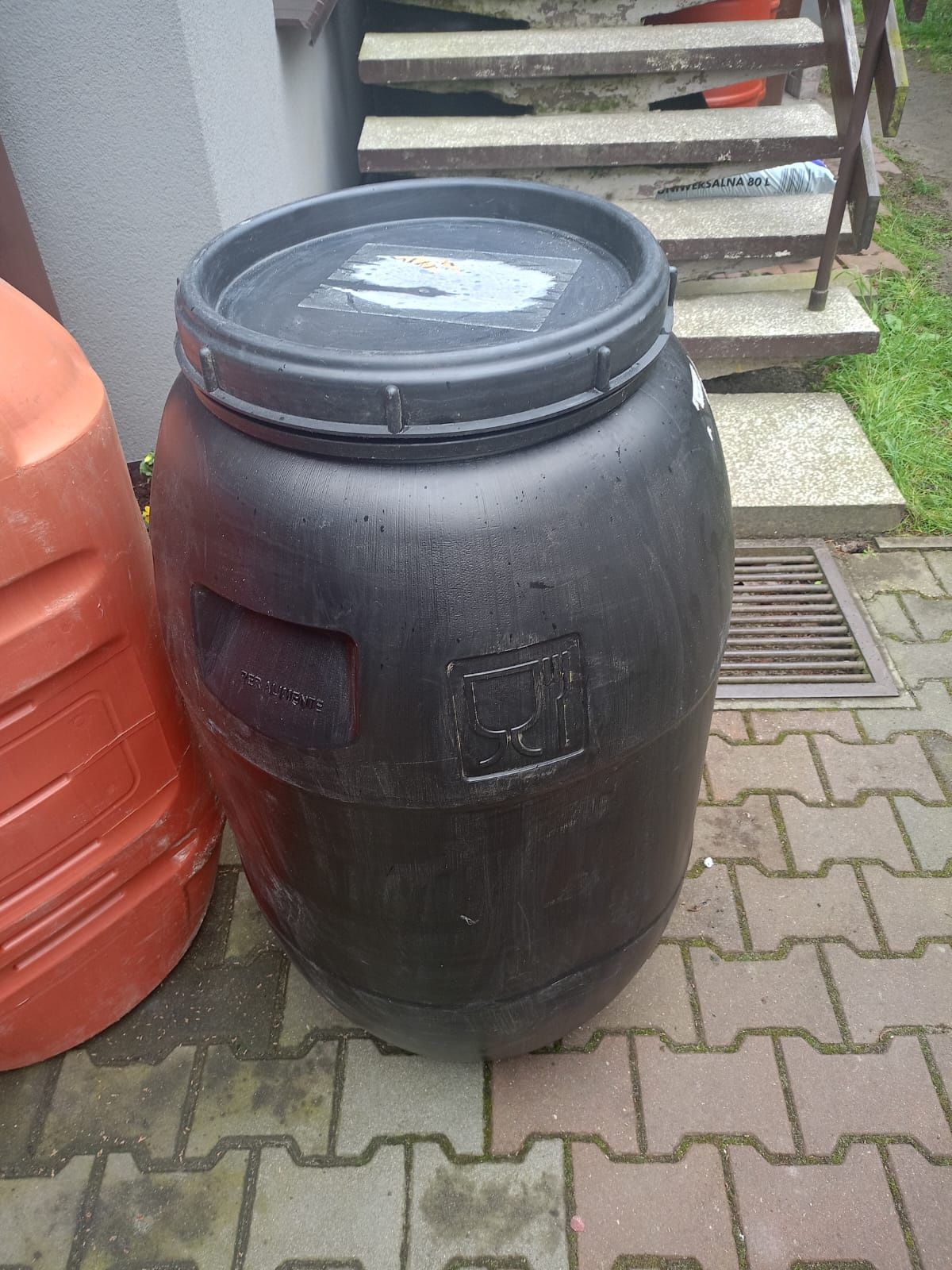Beczka, zbiornik z zaworem na wodę deszczówkę