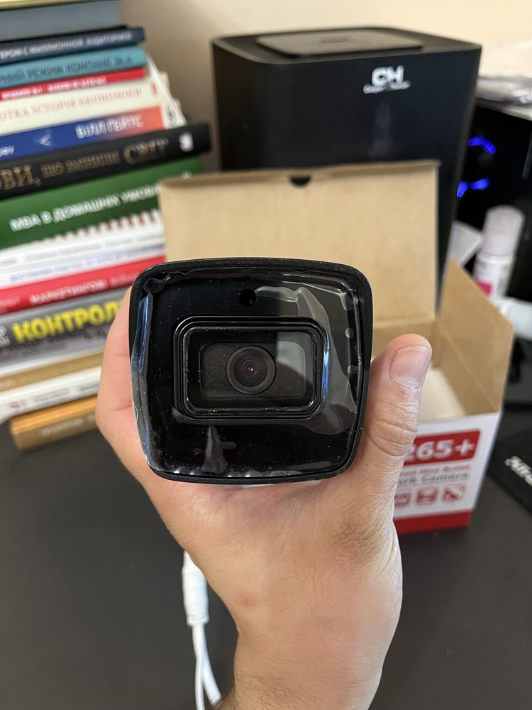 Камера Hikvision з мікрофоном DS-2CD1023G2-IUF(2.8)+ флешка