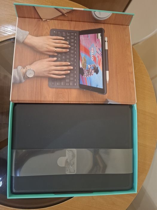 Чохол з клавіатурою Logitech slim folio для ipad