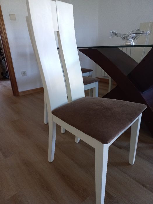 Mesa de sala e cadeiras