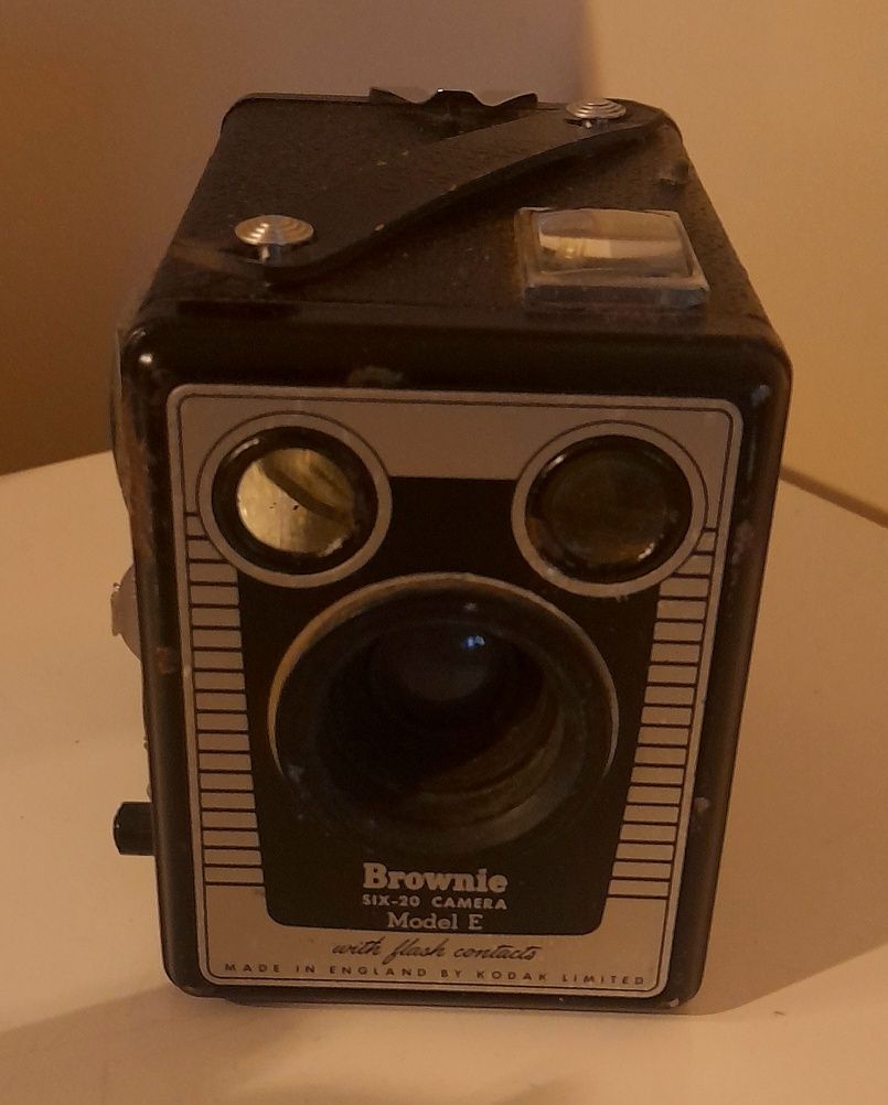 Máquina fotográfica antiga, com estojo