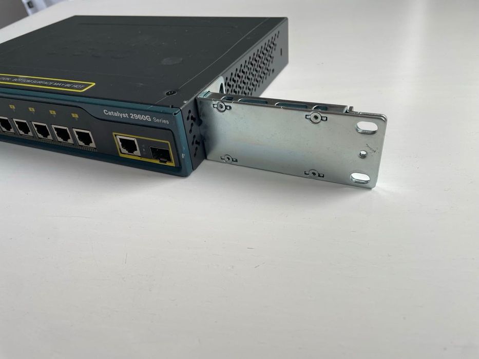 Switch 8 portowy Cisco 2960 7x 1G RJ45 oraz 1x 1G combo RJ45/SFP