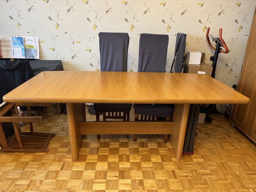 Stół rozkładany i krzesła