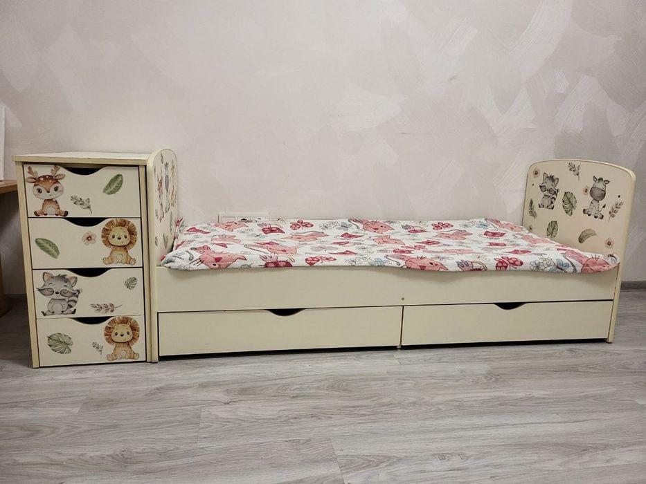 Дитяче ліжко з комодом для дівчинки