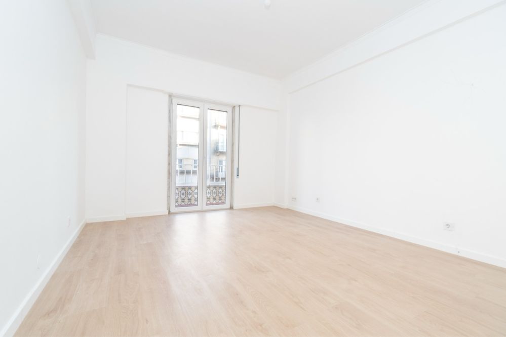 Quarto duplo (casal) em T2, sem moveis, em Queluz à 2 mins comboios