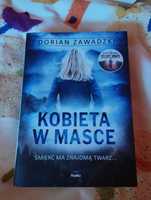 Kobieta w masce Dorian Zawadzki