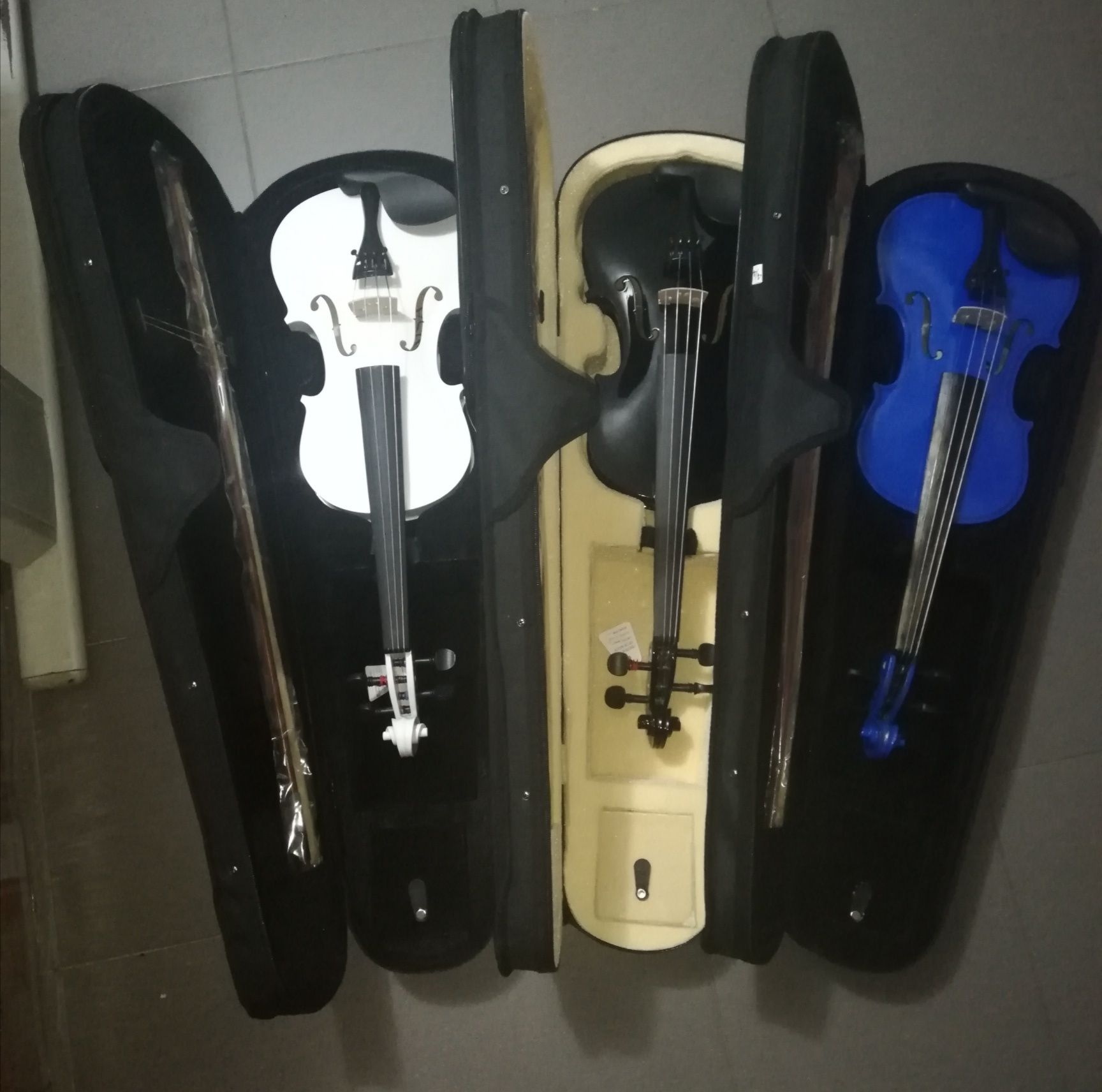 Violino preto, ou azul ou branco de madeira de marca MSA ou kiby