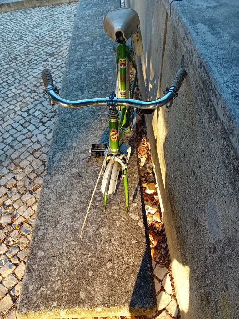 Bicicleta antiga para restaurar