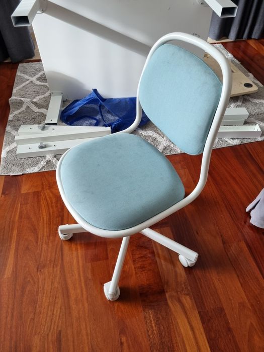 Biurko regulowane dziecięce ikea pahl plus fotel regulowany