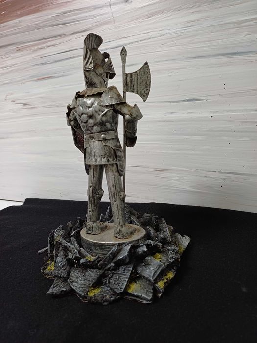 Soldado medieval em metal