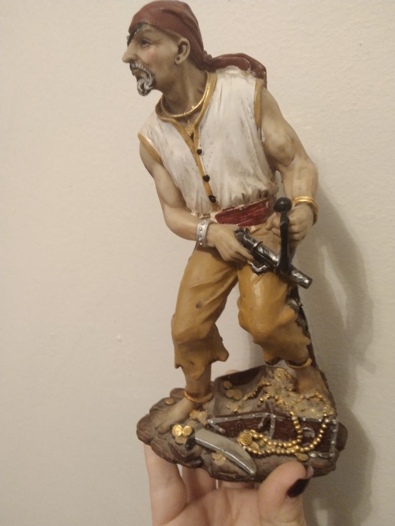 Figurka pirata ..