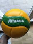 Nowa piłka do siatkówki halowej Mikasa V200W