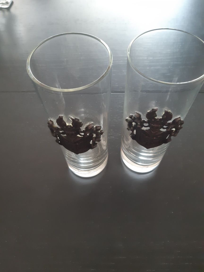 Copos de vidro e estenho