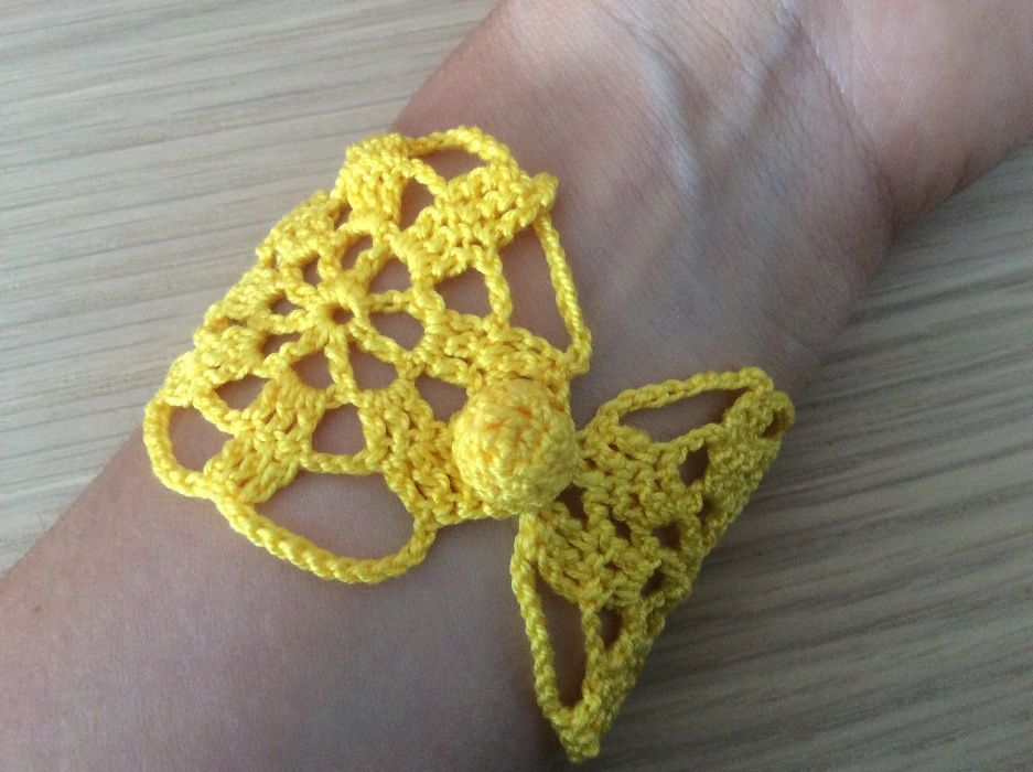 Pulseira feita à mão em crochet