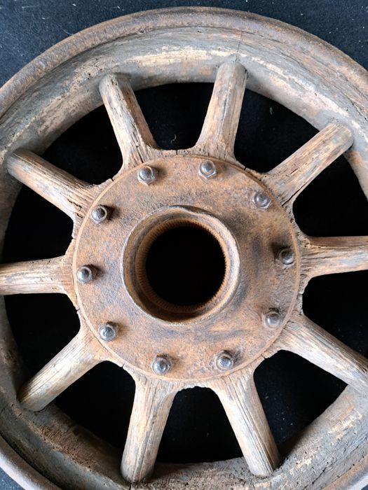 Drewniane koło samochodowe