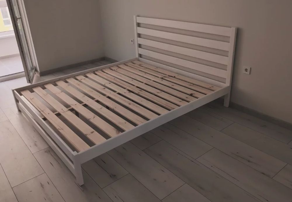 Двоспальне ліжко з масиву дерева