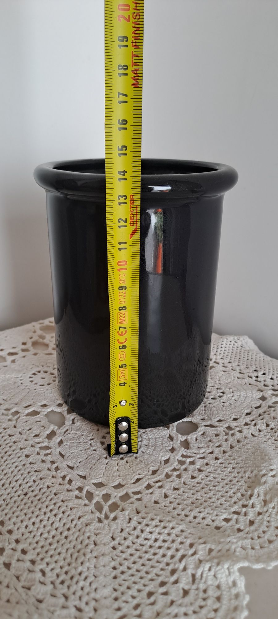 Jarra preta em barro branco
