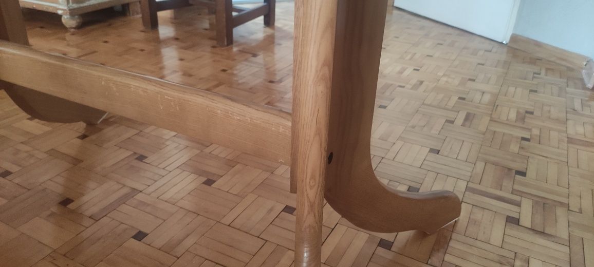 Duży stół porządny na drewnianych nogach