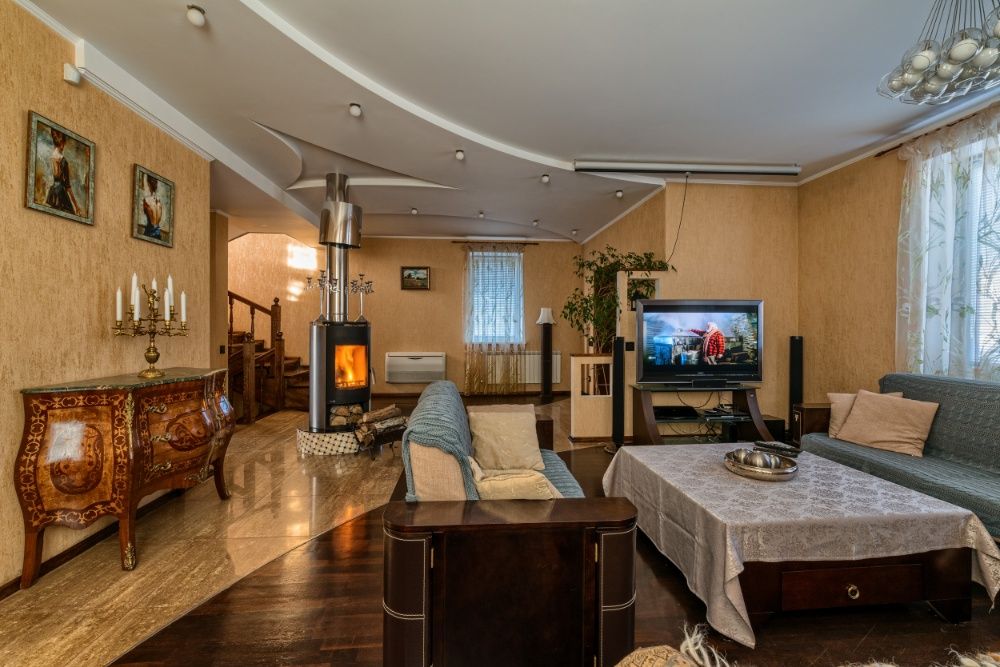 Уютный дом с кинотеатром и бассейном в роскошном саду. Генератор .