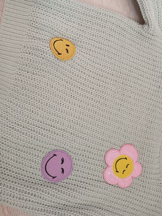Ażurowy sweterek dla dziewczynki miętowy kolor z kolorowymi  naszywkam