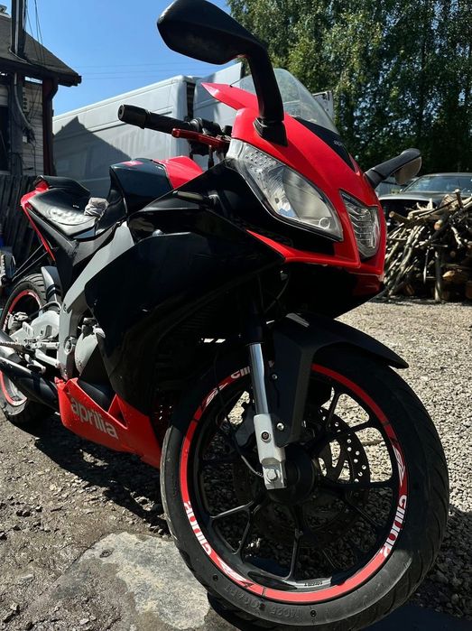 Aprilia RS 50 cc, wystarczą uprawnienia na kartę motorowerową lub kat B