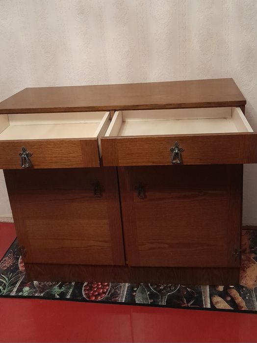 Komoda drewniana z pięknymi stylowymi okuciami