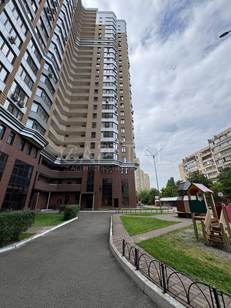 Київ, Дніпровський район, вул. Микільсько-Слобідська, 1а
