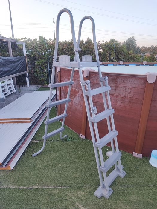 Escada para piscina praticamente nova nem foi usada