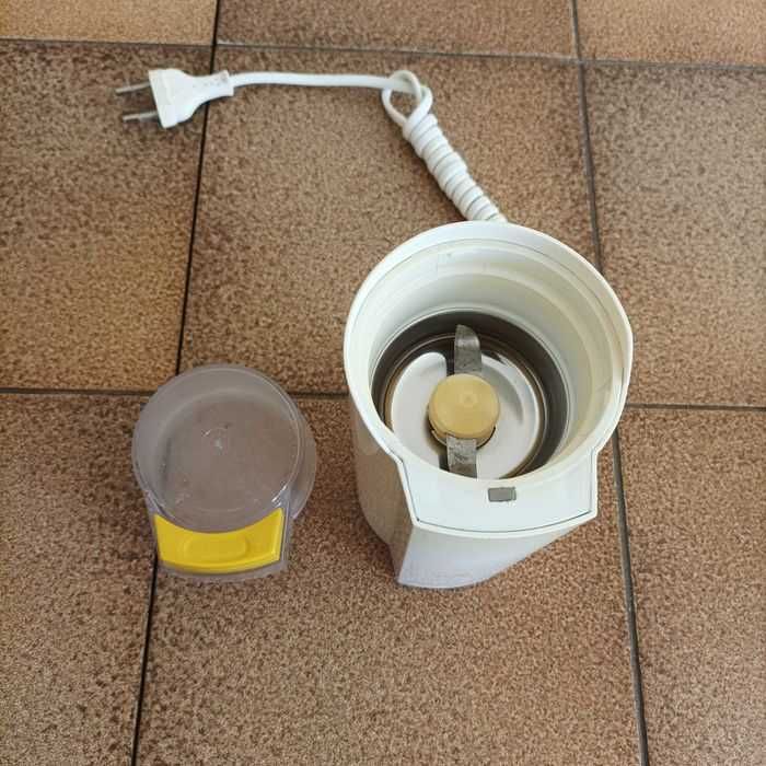 Elektryczny udarowy młynek do kawy Niewiadów typ 652 z czasów PRL