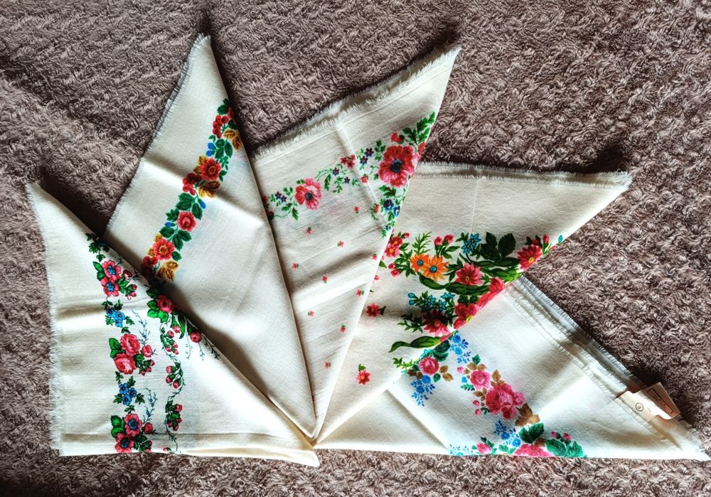 Хустки вовняні різних розмірів вживані