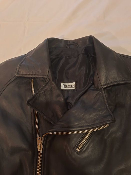 Casaco preto em pele genuína, tamanho médio.