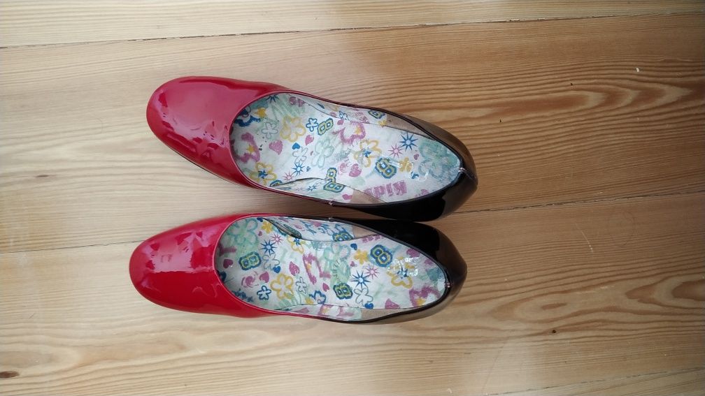 Sapatos de senhora de verniz da Haity
