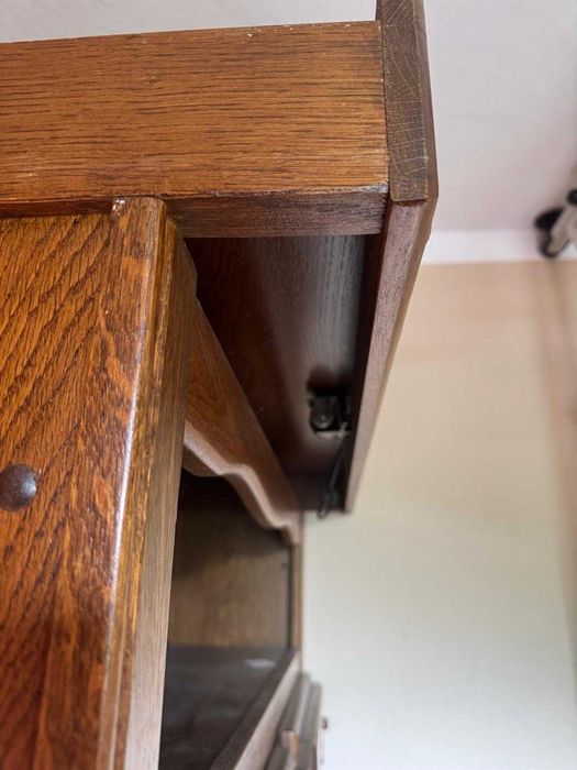 Masywny mebel z litego drewna – rzeźbione fronty, styl rustykalny