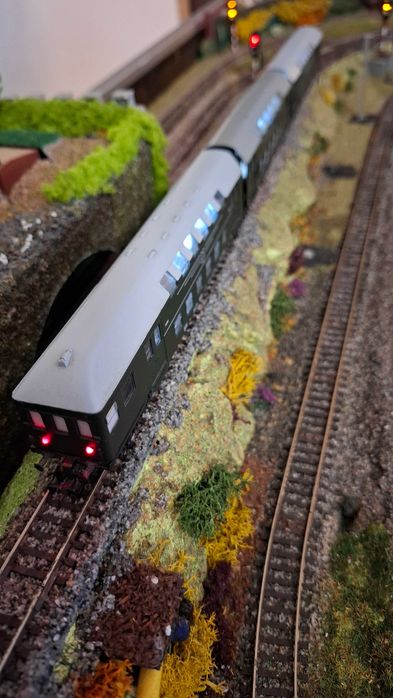 Kolejka TT 1:120 wagon oświetlony BIPA 3 człony, sygnały końca pociągu