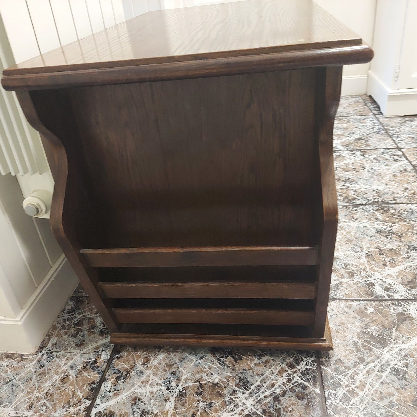 Dębowa szafka pod TV, solidne wykonanie.
