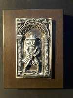 Srebrna miniatura płaskorzeźby z katedry w Modenie