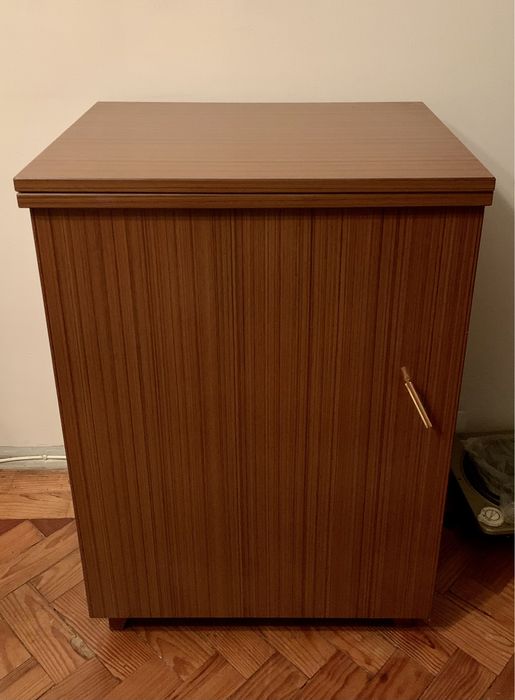 Máquina de costura, marca bernina 840, com motor e móvel