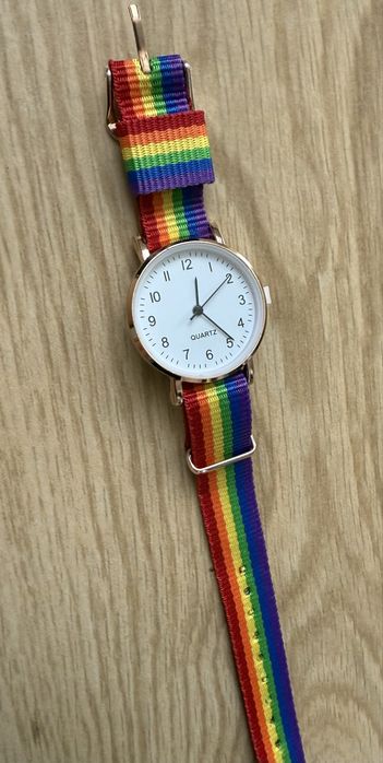 Nowy zegarek z kolorowym paskiem Quartz