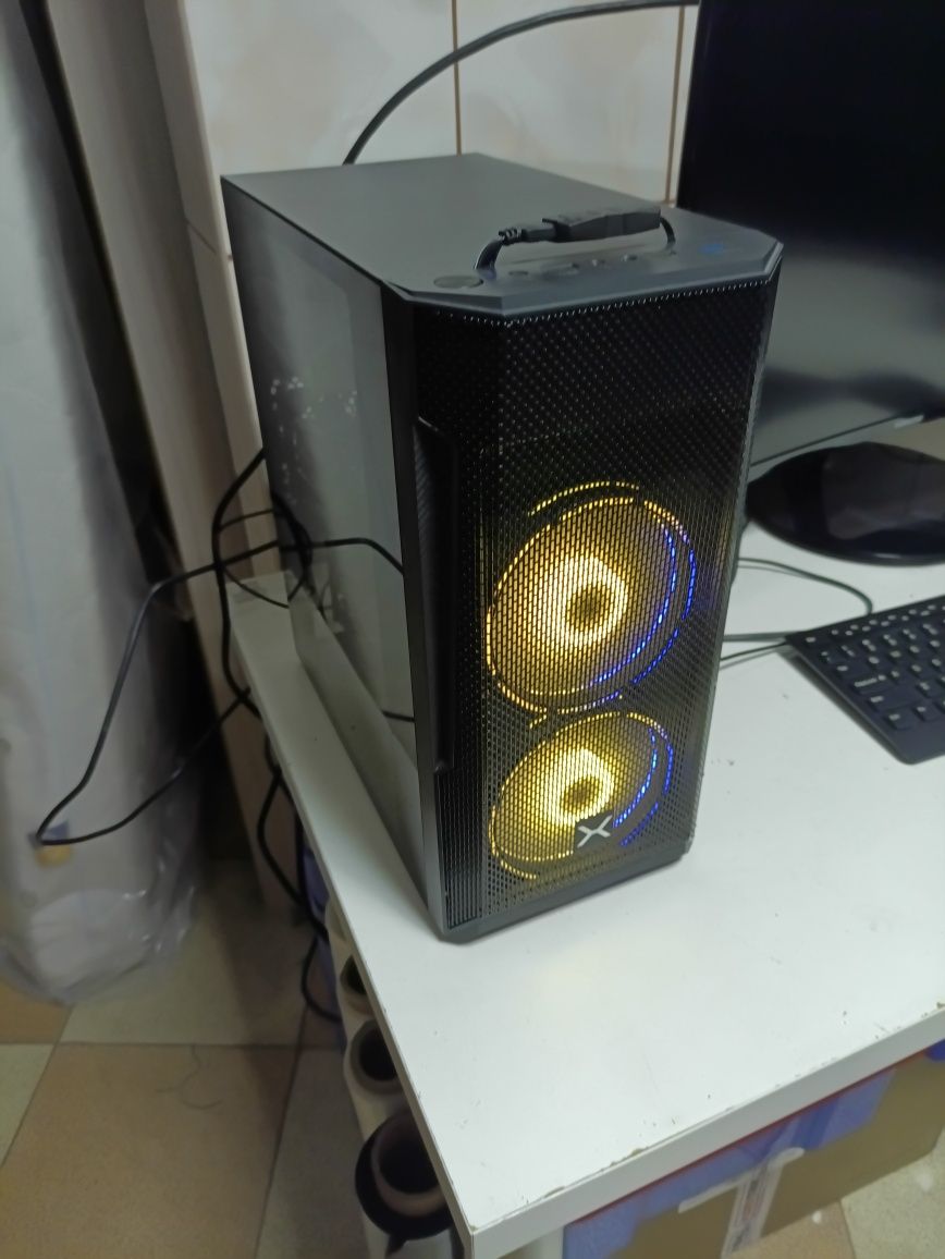 Intel i3 10100f 16gb ram, ssd250 GB graf. + Monitor
