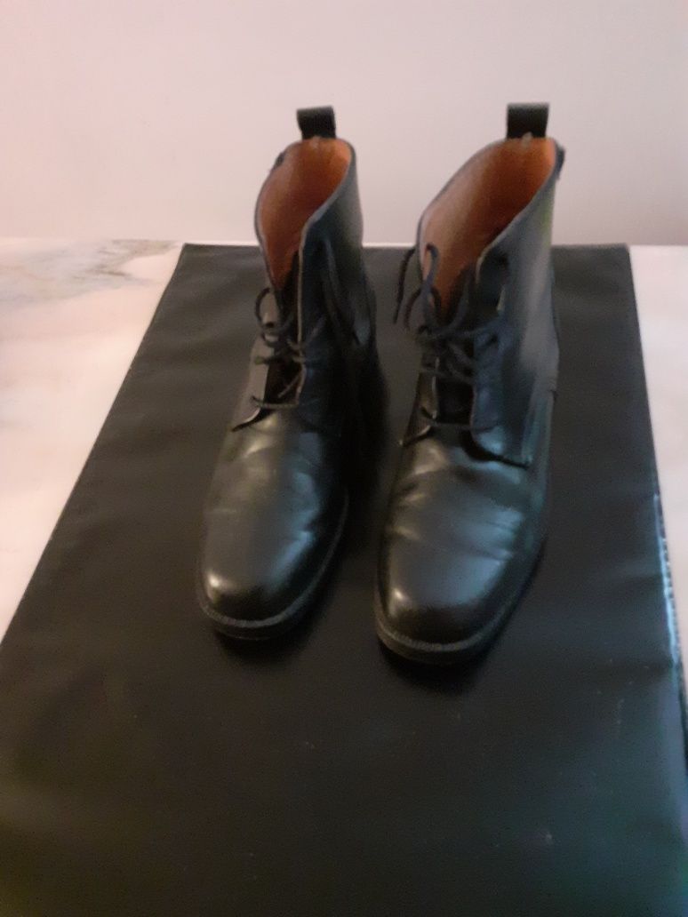 Vendo sapatos e botas novas.