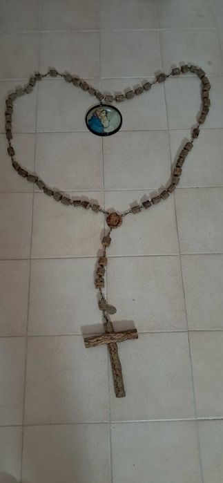 Terço e crucifixo antigo madeira e cortiça