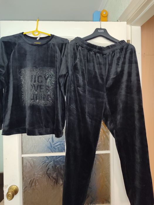 Велюровий жіночий костюм