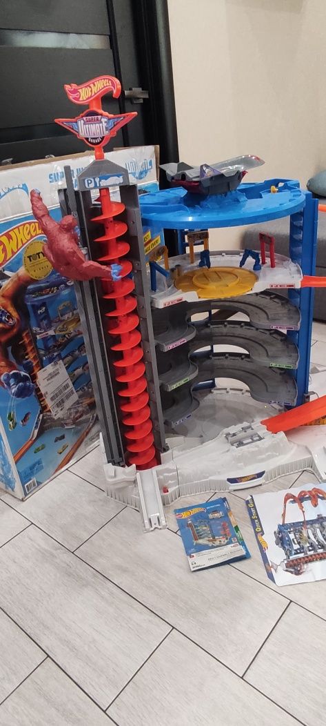 Мега гараж Hot Wheels з горилою