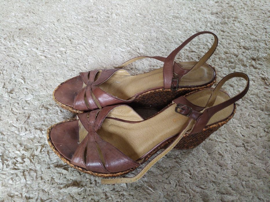 Босоніжки шкіряні, на танкетці