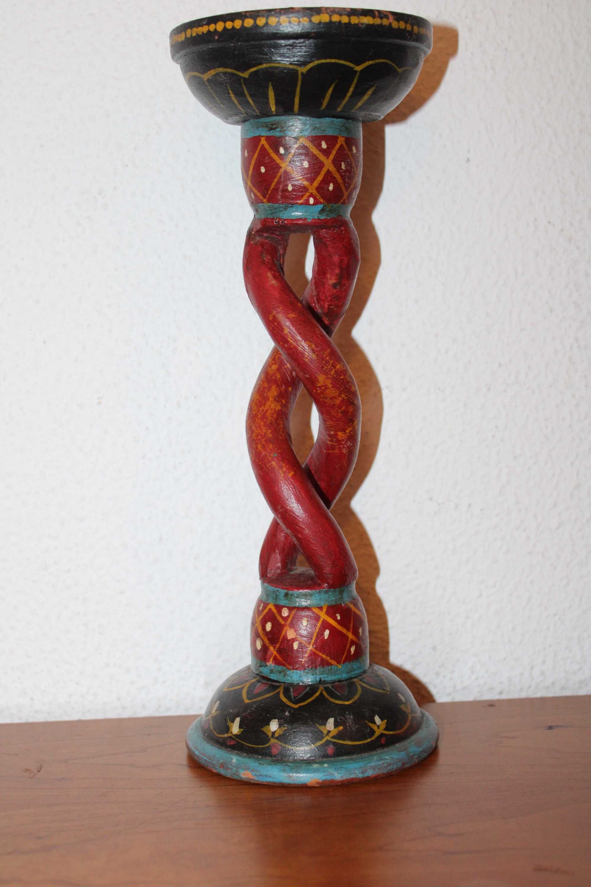 Candelabro  Oriental, em madeira trabalhada e pintado, antigo