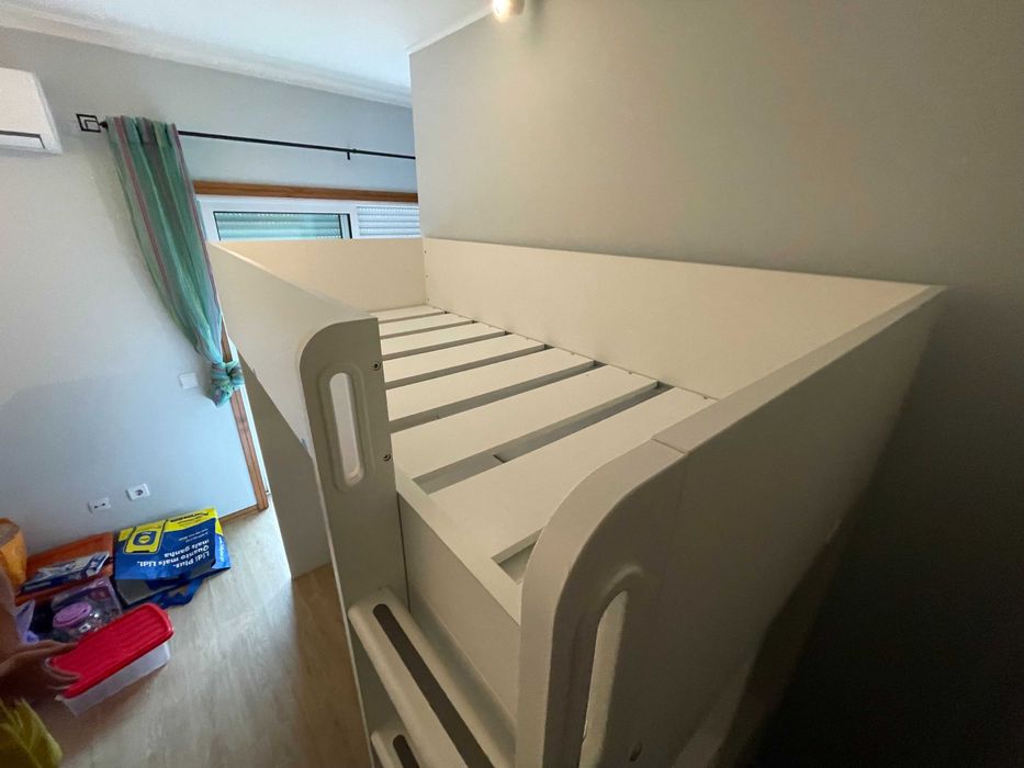 Cama elevada com secretária e estante IKEA – excelente estado!