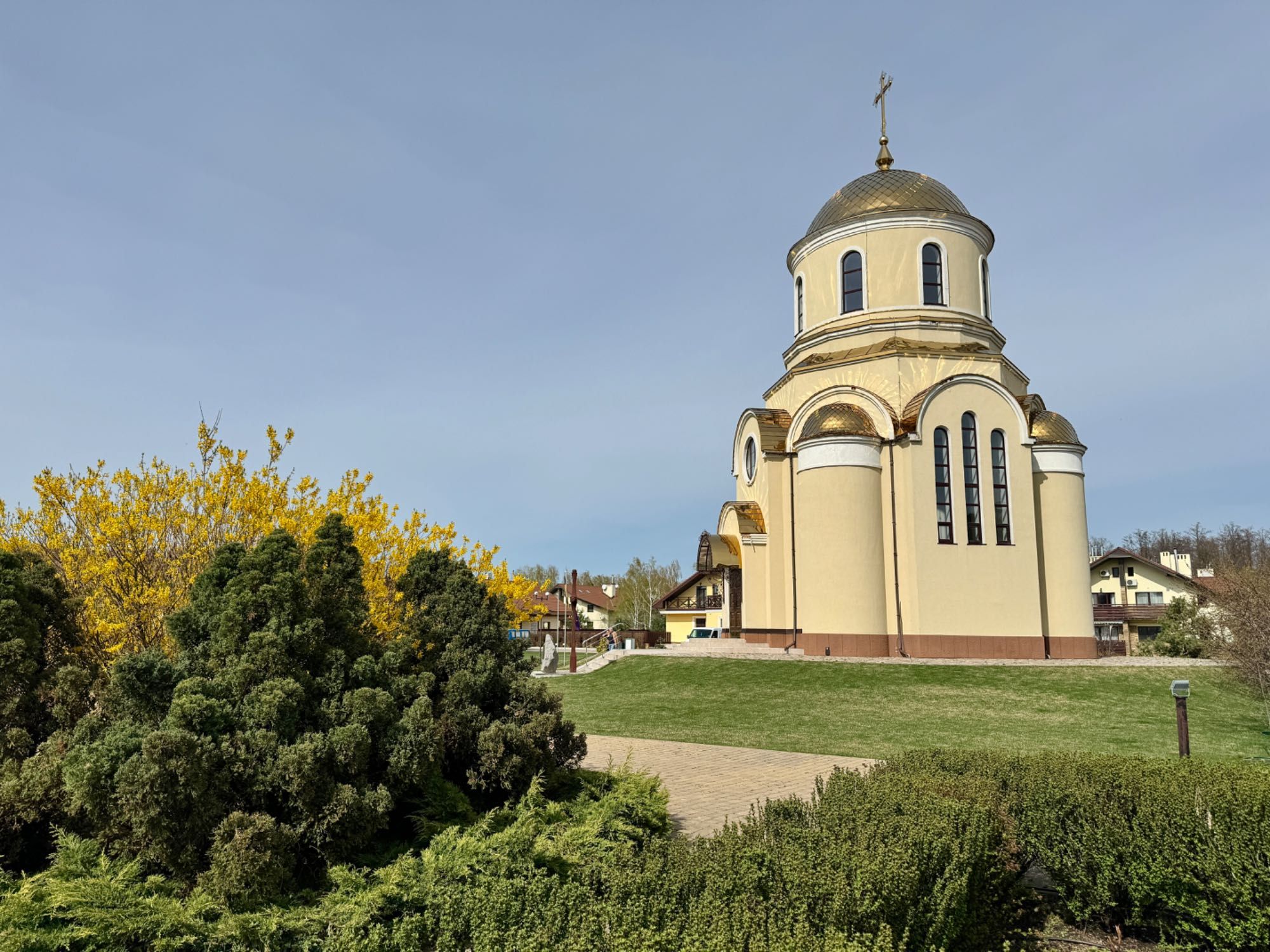 Велика квартира з стильним ремонтом і власною землею