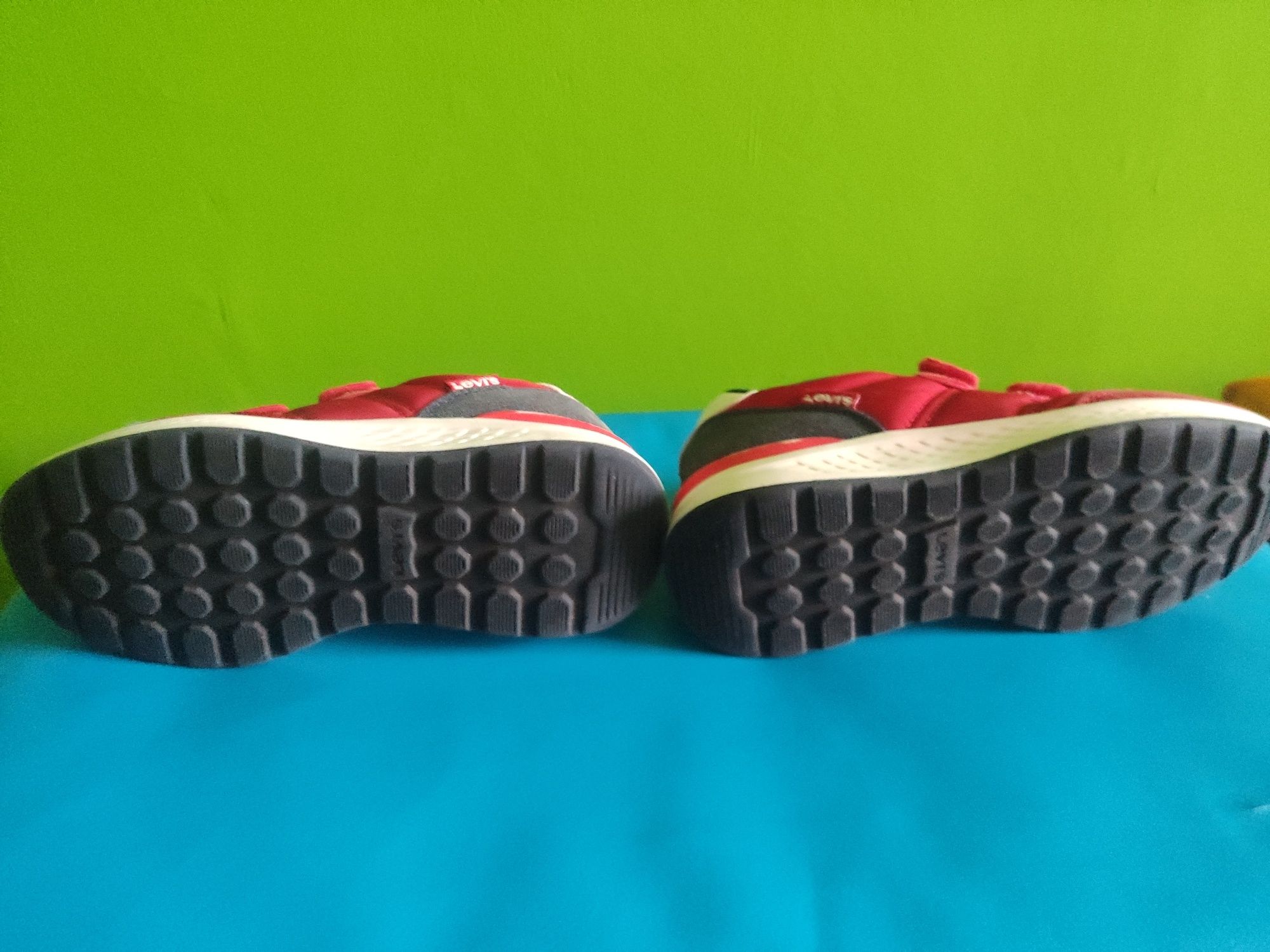 Adidasy czerwone Levis. Rozmiar 31