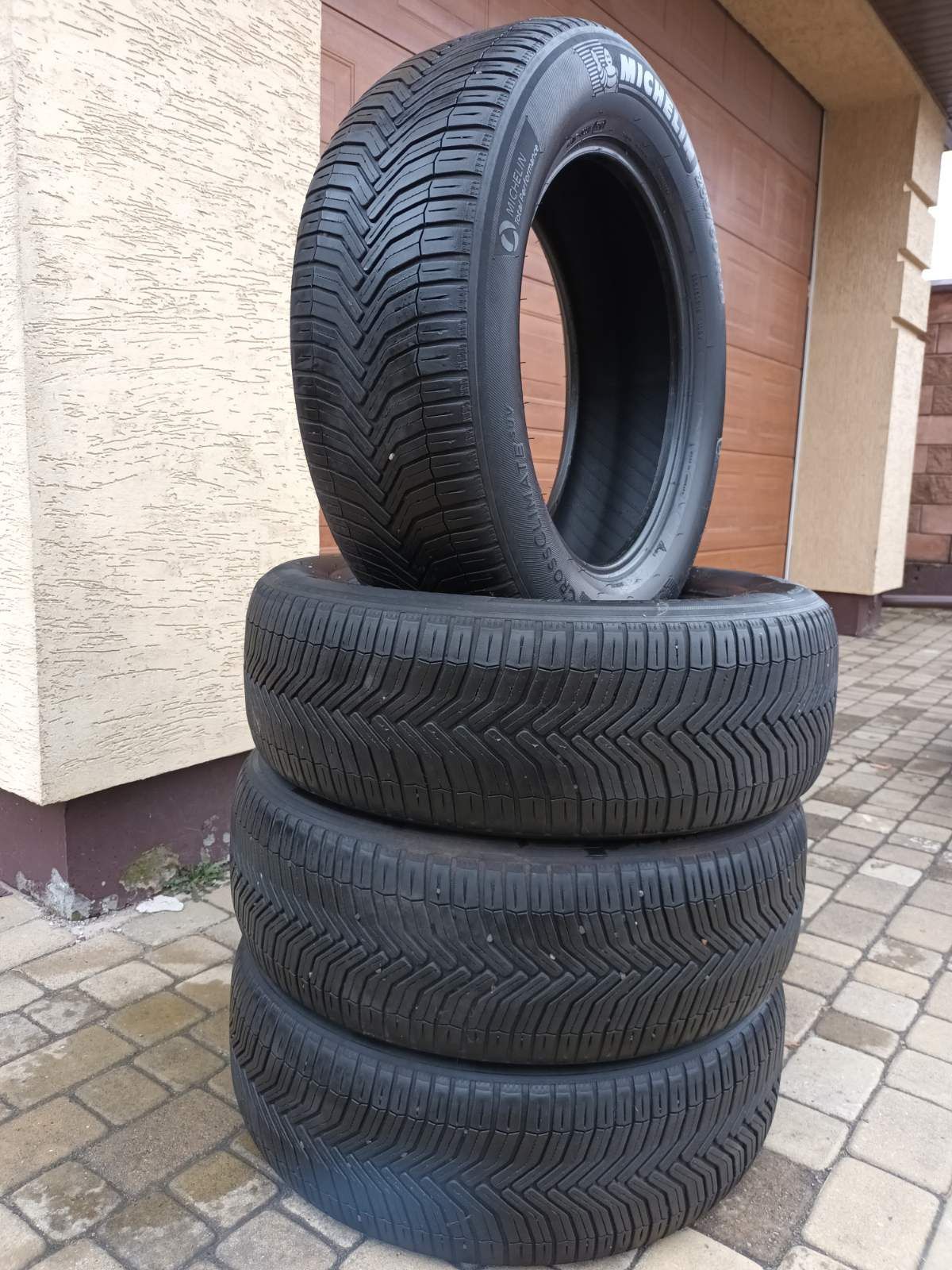 Продам комплект резини" MICHELIN "(235/60 R18