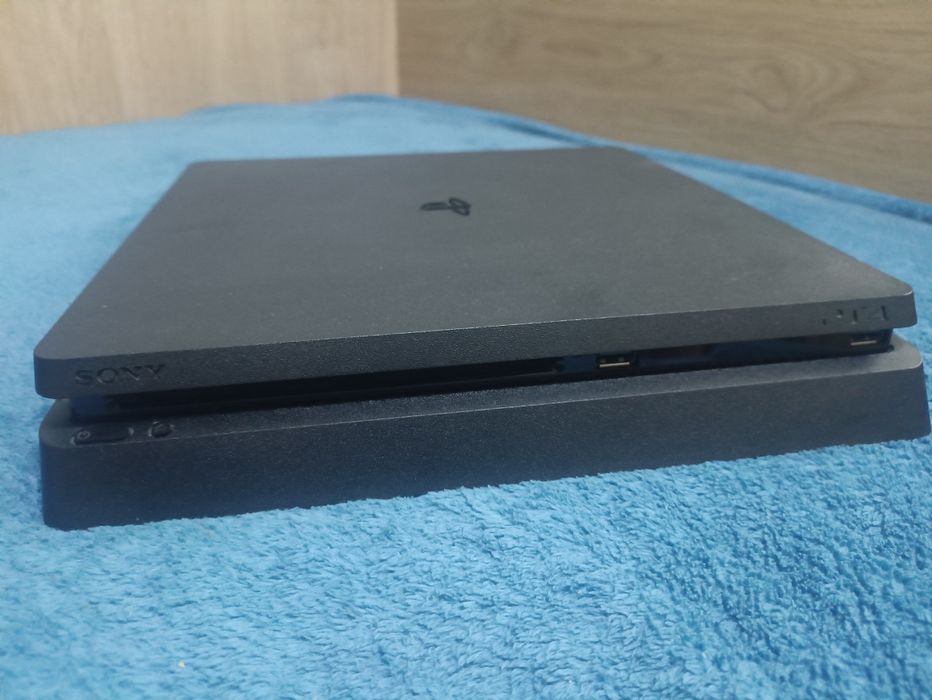 PlayStation 4 + 2 gry